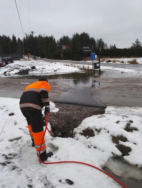 Tankkihuolto Rantala & Lumme hoitaa viemärin avauksen Turussa.